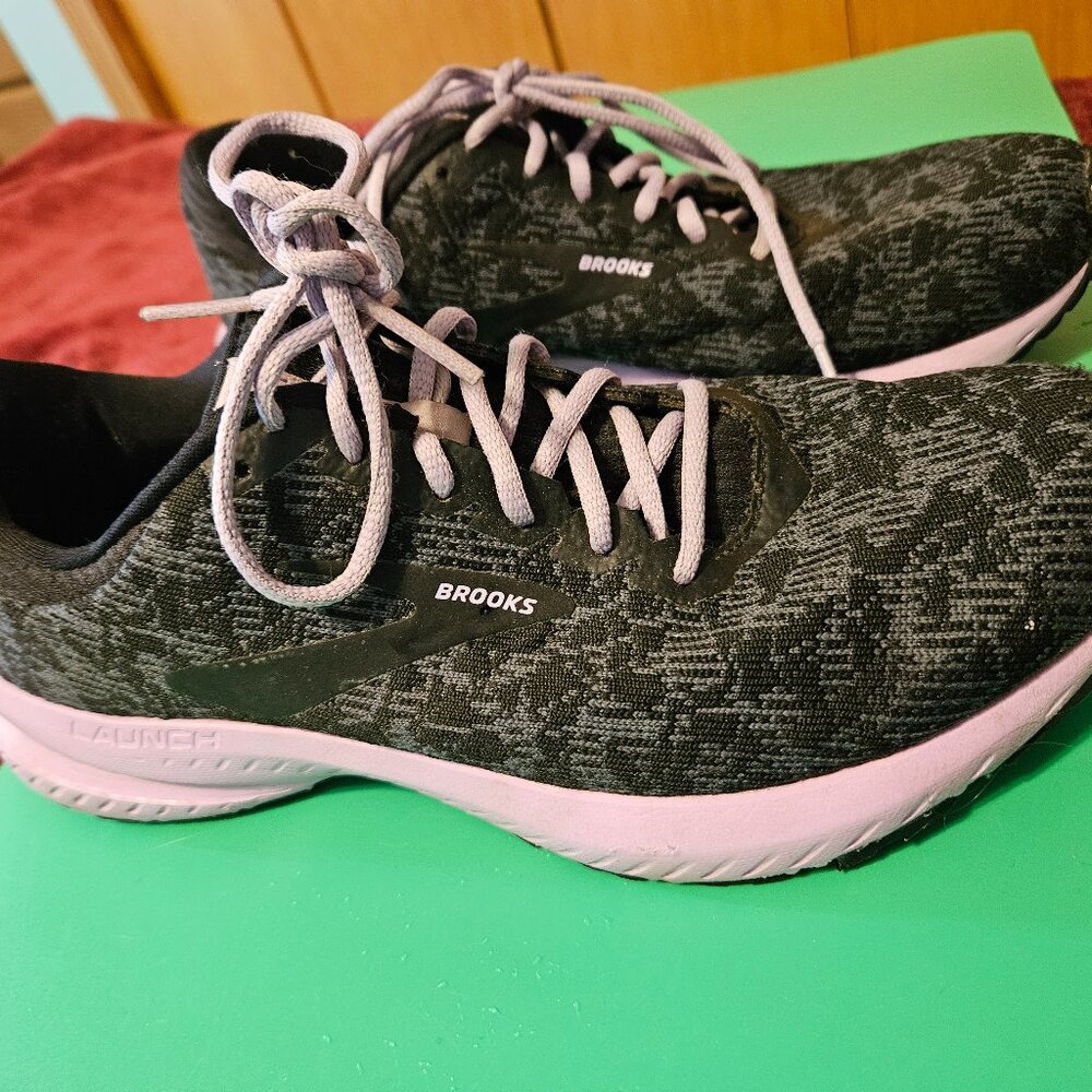 brooks launch womans size 7.5 black/lavander running shoe